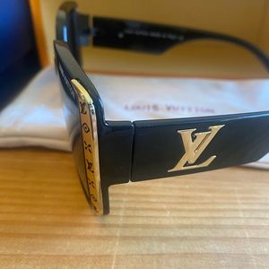 Woman’s Sunglasses Brand New in Box